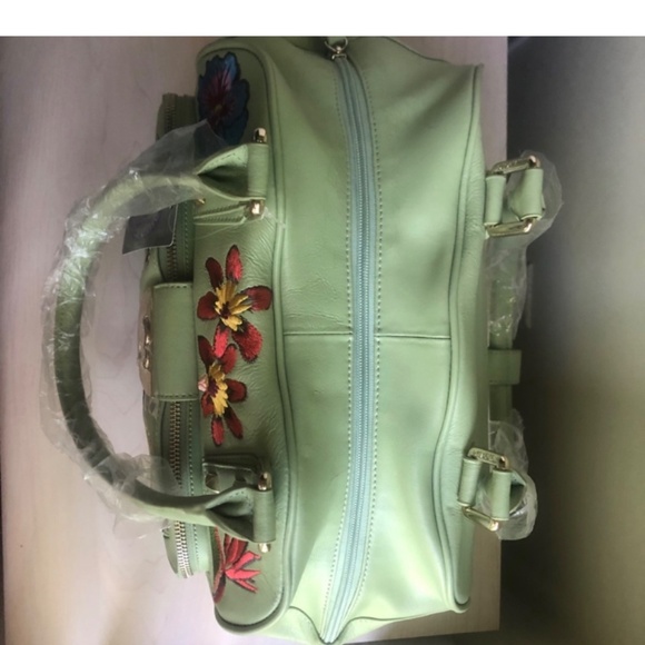 Beautiful New Designer Sharif Embroidered Bag & Victoria’s Secret Heart Throw - Picture 15 of 16